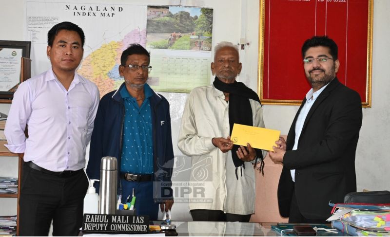 Relief and Ex Gratia of Rs. 15,00000 was given to the family of Lt Biswajit Das who expired in the line of duty during the recently held Nagaland State Assembly Elections. DC Zunheboto handing over the cheque on July 27. (DIPR Photo)